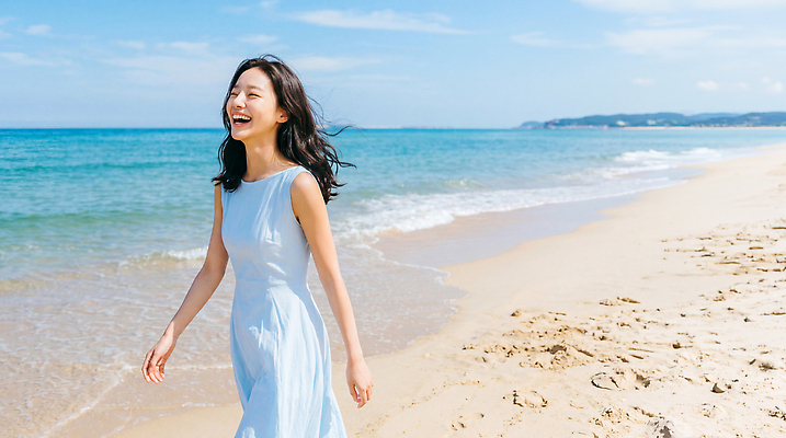 JPG 편집이미지 여자 모래 바다 하늘 웃음 풍경 해변 일상 물 여름 걷기 의료성형뷰티 편집실사 AI인물포토 AI콘텐츠 자연요소 계절 모션 표정 사람 라이프 CG 파일형식 AI포토 생활