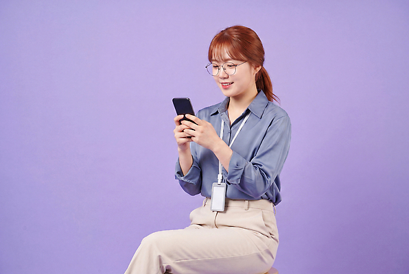 JPG 편집이미지 여자 안경 포즈 사람 앉기 스마트폰 의료성형뷰티 편집실사 AI인물포토 AI콘텐츠 잡화 모션 핸드폰 스마트기기 CG 파일형식 AI포토 전자제품