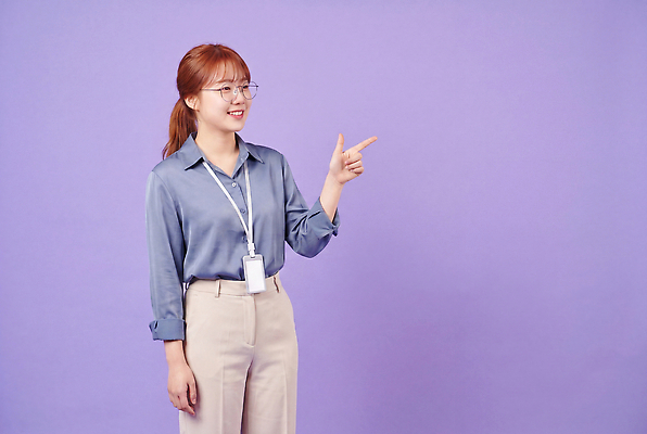 JPG 편집이미지 옷 여자 포즈 손가락 미소 사람 가리킴 의료성형뷰티 편집실사 AI인물포토 AI콘텐츠 손 표정 손짓 CG 파일형식 AI포토 모션 신체부위