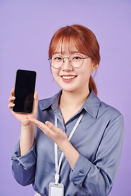 JPG 편집이미지 손 여자 얼굴 포즈 웃음 전자제품 스마트폰 의료성형뷰티 편집실사 AI인물포토 AI콘텐츠 표정 사람 신체부위 핸드폰 스마트기기 CG 파일형식 AI포토