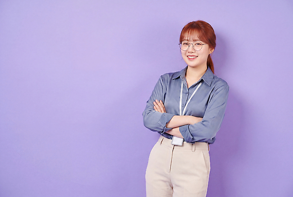 JPG 편집이미지 옷 여자 안경 벽 포즈 셔츠 미소 사람 팔짱 의료성형뷰티 편집실사 AI인물포토 AI콘텐츠 잡화 상의 모션 표정 CG 파일형식 AI포토