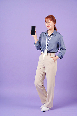 JPG 편집이미지 손 옷 여자 스마트폰 의료성형뷰티 편집실사 AI인물포토 AI콘텐츠 사람 신체부위 핸드폰 스마트기기 CG 파일형식 AI포토 전자제품