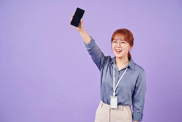 JPG 편집이미지 손 여자 웃음 사람 스마트폰 의료성형뷰티 편집실사 AI인물포토 AI콘텐츠 표정 신체부위 핸드폰 스마트기기 CG 파일형식 AI포토 전자제품