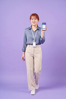 JPG 편집이미지 옷 여자 패션 웃음 사람 스마트폰 걷기 의료성형뷰티 편집실사 AI인물포토 AI콘텐츠 모션 표정 핸드폰 스마트기기 CG 파일형식 AI포토 전자제품