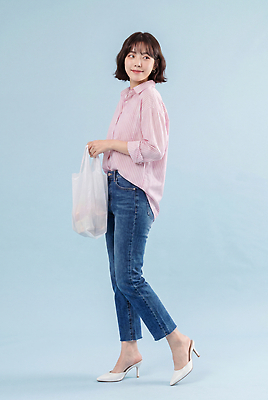 잡화 바지 모션 사람 CG 파일형식 AI포토 여자 쇼핑 가방 서기 옷 청바지 패션 JPG 편집실사 편집이미지 의료성형뷰티 장보기 AI인물포토 AI콘텐츠