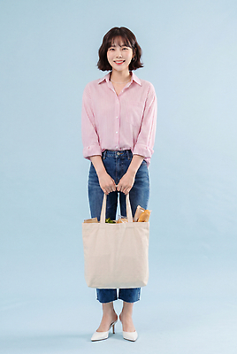 JPG 편집이미지 여자 패션 셔츠 가방 미소 웃음 들기 쇼핑 장보기 청바지 의료성형뷰티 편집실사 AI인물포토 AI콘텐츠 잡화 상의 바지 모션 표정 사람 CG 파일형식 AI포토 옷 하의