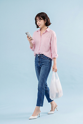 JPG 편집이미지 옷 여자 패션 셔츠 스마트폰 장보기 쇼핑백 걷기 청바지 의료성형뷰티 스타일 편집실사 AI인물포토 AI콘텐츠 상의 가방 바지 모션 사람 핸드폰 스마트기기 CG 파일형식 AI포토 잡화 하의 전자제품