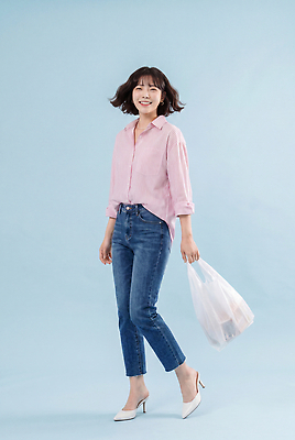 JPG 편집이미지 옷 여자 패션 바지 웃음 캐주얼 쇼핑 장보기 줄무늬 소지품 의료성형뷰티 편집실사 AI인물포토 AI콘텐츠 무늬 하의 표정 사람 CG 오브젝트 파일형식 AI포토