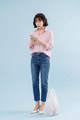 가방 사람 전자제품 감각 CG 파일형식 AI포토 여자 핸드폰 쇼핑 쇼핑백 편안함 패션 옷 JPG 편집실사 편집이미지 의료성형뷰티 장보기 AI인물포토 AI콘텐츠