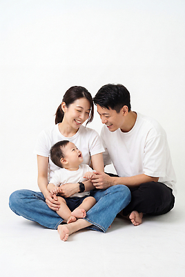 JPG 편집이미지 응시 여자 남자 행복 포즈 가족 엄마 함께함 표정 사랑 미소 웃음 앉기 부모 아기 아빠 의료성형뷰티 편집실사 AI인물포토 AI콘텐츠 시선 감정 컨셉 관계 모션 사람 CG 파일형식 AI포토
