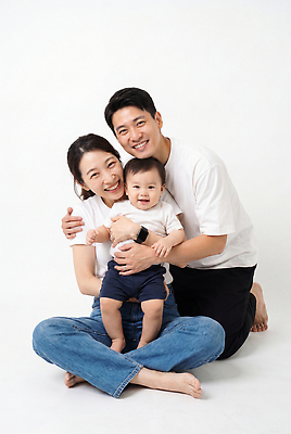 JPG 편집이미지 옷 여자 남자 아들 포즈 가족 엄마 남편 함께함 웃음 앉기 부모 아기 아내 아빠 의료성형뷰티 편집실사 AI인물포토 AI콘텐츠 컨셉 관계 모션 표정 사람 CG 파일형식 AI포토