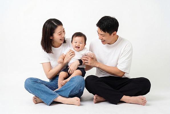 JPG 편집이미지 여자 남자 행복 가족 엄마 사랑 웃음 부모 육아 아기 아빠 놀기 의료성형뷰티 편집실사 AI인물포토 AI콘텐츠 감정 관계 모션 표정 사람 CG 파일형식 AI포토
