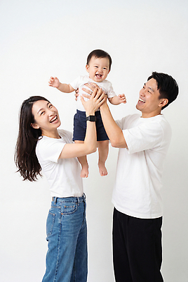 JPG 편집이미지 여자 남자 행복 포즈 가족 놀이 엄마 사랑 웃음 부모 자녀 아기 아빠 의료성형뷰티 편집실사 AI인물포토 AI콘텐츠 감정 관계 표정 사람 CG 파일형식 AI포토