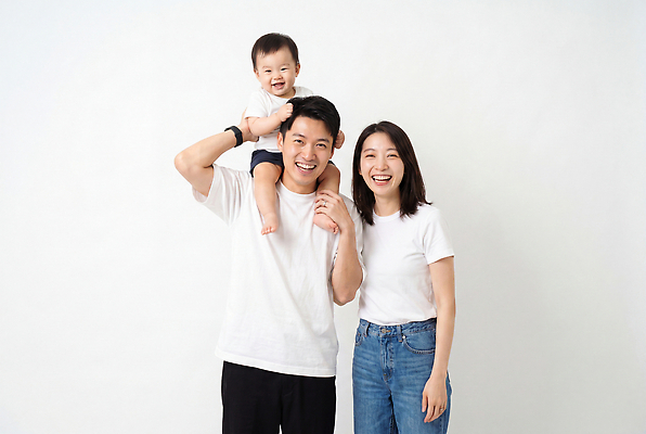 JPG 편집이미지 여자 남자 행복 가족 놀이 엄마 웃음 부모 아기 목말 아빠 즐거움 어깨 의료성형뷰티 편집실사 AI인물포토 AI콘텐츠 감정 관계 모션 표정 사람 신체부위 CG 파일형식 AI포토