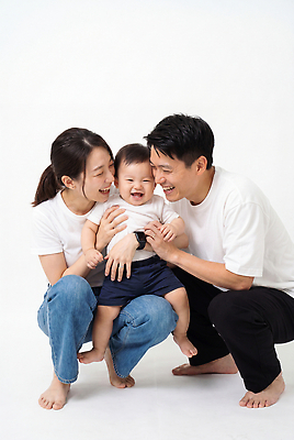 JPG 편집이미지 여자 남자 행복 아들 가족 놀이 엄마 함께함 사랑 웃음 부모 아기 아빠 즐거움 의료성형뷰티 편집실사 AI인물포토 AI콘텐츠 감정 컨셉 관계 표정 사람 CG 파일형식 AI포토