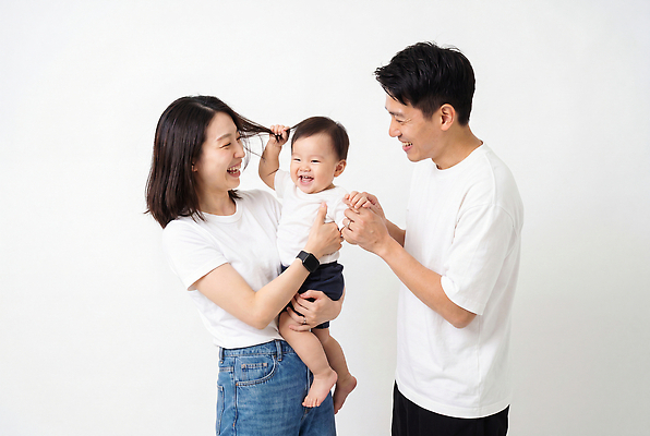 JPG 편집이미지 여자 남자 행복 가족 놀이 엄마 사랑 웃음 부모 기쁨 아기 아빠 의료성형뷰티 편집실사 AI인물포토 AI콘텐츠 감정 관계 표정 사람 CG 파일형식 AI포토