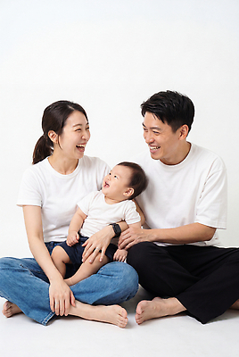 JPG 편집이미지 여자 남자 행복 가족 엄마 함께함 웃음 앉기 부모 아기 아빠 편안함 즐거움 의료성형뷰티 편집실사 AI인물포토 AI콘텐츠 감정 컨셉 관계 모션 표정 사람 감각 CG 파일형식 AI포토