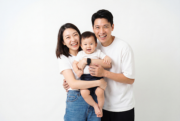 JPG 편집이미지 여자 남자 행복 가족 안기 놀이 엄마 사랑 웃음 부모 아기 아빠 의료성형뷰티 편집실사 AI인물포토 AI콘텐츠 감정 관계 모션 표정 사람 CG 파일형식 AI포토