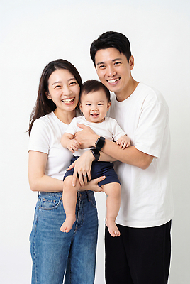 JPG 편집이미지 여자 남자 행복 가족 엄마 함께함 사랑 미소 부모 아기 아빠 편안함 의료성형뷰티 편집실사 AI인물포토 AI콘텐츠 감정 컨셉 관계 표정 사람 감각 CG 파일형식 AI포토