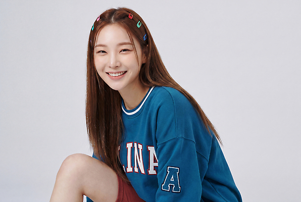 JPG 편집이미지 긴머리 여자 패션 얼굴 포즈 웃음 캐주얼 머리 의료성형뷰티 스타일 편집실사 AI인물포토 AI콘텐츠 헤어스타일 옷 표정 사람 신체부위 CG 파일형식 AI포토
