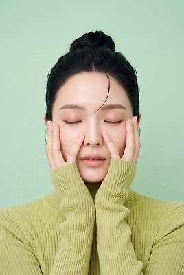 컬러 사람 신체부위 스웨터 CG 파일형식 AI포토 여자 초록색 백그라운드 얼굴 손 눈 포즈 표정 감정 모델 스타일 JPG 편집실사 편집이미지 의료성형뷰티 터틀넥 AI인물포토 AI콘텐츠