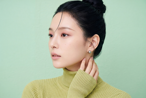 JPG 모델 편집이미지 손 여자 포즈 머리 귀걸이 터틀넥 스웨터 목 의료성형뷰티 스타일 편집실사 AI인물포토 AI콘텐츠 상의 장신구 사람 신체부위 CG 파일형식 AI포토 옷