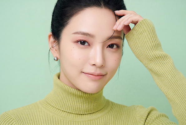 JPG 편집이미지 손 여자 패션 감정 얼굴 포즈 미소 머리 터틀넥 의료성형뷰티 스타일 편집실사 AI인물포토 AI콘텐츠 표정 사람 신체부위 스웨터 CG 파일형식 AI포토 상의 옷