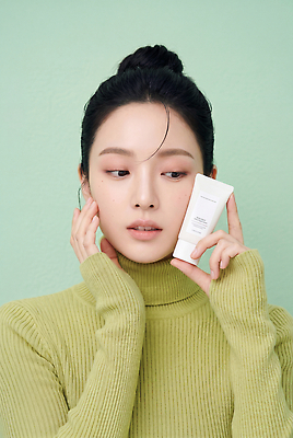 JPG 모델 편집이미지 손 여자 얼굴 포즈 관리 화장 뷰티 화장품 상품 터틀넥 피부 스킨케어 의료성형뷰티 편집실사 AI인물포토 AI콘텐츠 사람 신체부위 스웨터 CG 파일형식 AI포토 상의 옷