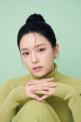 JPG 모델 편집이미지 손 여자 패션 포즈 표정 터틀넥 집중 의료성형뷰티 스타일 외모 편집실사 AI인물포토 AI콘텐츠 컨셉 사람 신체부위 스웨터 CG 파일형식 AI포토 상의 옷