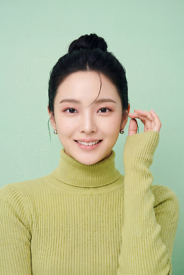 JPG 편집이미지 헤어스타일 손 여자 포즈 표정 웃음 사람 머리 터틀넥 스웨터 의료성형뷰티 편집실사 AI인물포토 AI콘텐츠 상의 신체부위 CG 파일형식 AI포토 옷