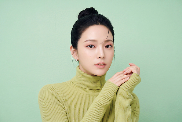 JPG 모델 편집이미지 손 옷 여자 패션 얼굴 포즈 표정 미소 머리 터틀넥 의료성형뷰티 스타일 편집실사 AI인물포토 AI콘텐츠 사람 신체부위 스웨터 CG 파일형식 AI포토 상의