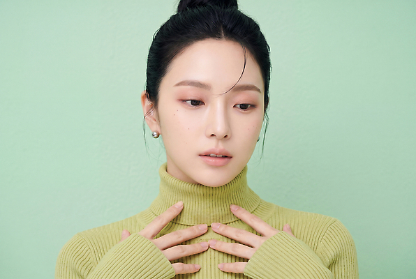 JPG 모델 편집이미지 손 옷 여자 패션 포즈 미소 터틀넥 스웨터 의료성형뷰티 스타일 편집실사 AI인물포토 AI콘텐츠 상의 표정 사람 신체부위 CG 파일형식 AI포토