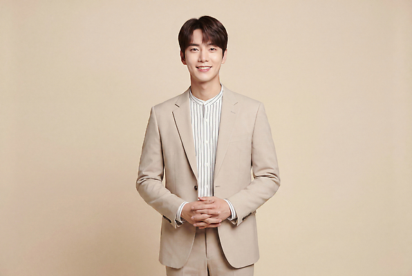 손 옷 남자 비즈니스 표정 사람 직장인 CG 파일형식 AI포토 정장 미소 양손 포즈 스타일 JPG 편집실사 편집이미지 비즈니스맨 의료성형뷰티 AI인물포토 AI콘텐츠