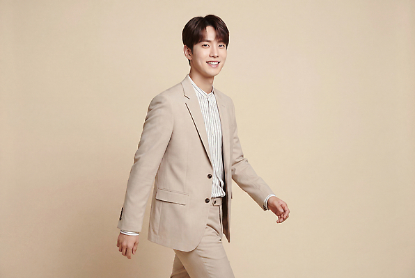 옷 남자 비즈니스 모션 표정 사람 직장인 CG 파일형식 AI포토 모델 걷기 정장 미소 스타일 패션 JPG 편집실사 편집이미지 비즈니스맨 의료성형뷰티 AI인물포토 AI콘텐츠