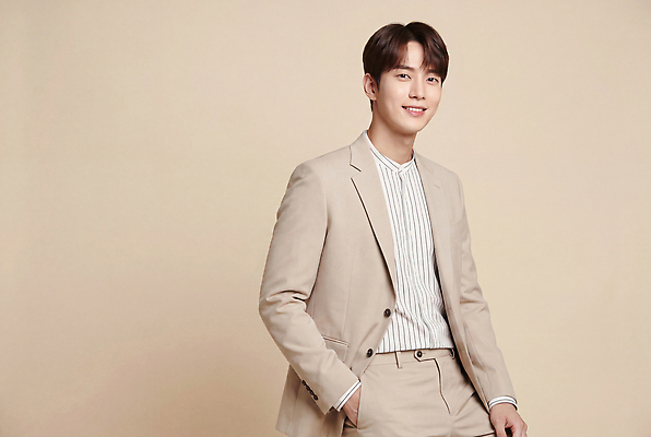 JPG 모델 편집이미지 옷 패션 남자 포즈 미소 사람 정장 비즈니스맨 의료성형뷰티 스타일 편집실사 AI인물포토 AI콘텐츠 비즈니스 표정 직장인 CG 파일형식 AI포토 직업