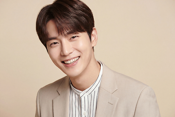JPG 편집이미지 패션 남자 포즈 미소 웃음 정장 비즈니스맨 의료성형뷰티 스타일 편집실사 AI인물포토 AI콘텐츠 옷 비즈니스 표정 사람 직장인 CG 파일형식 AI포토 직업