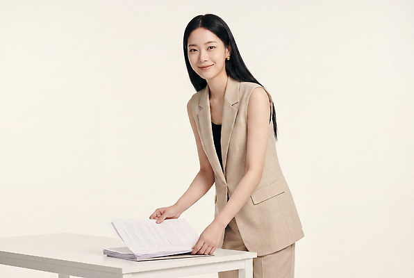 JPG 편집이미지 손 옷 여자 탁자 직장 작업 사무 비즈니스우먼 책상 문서 정리 의료성형뷰티 편집실사 AI인물포토 AI콘텐츠 가구 회사 비즈니스 사람 신체부위 업무 직장인 CG 파일형식 AI포토 직업 생활용품 오브젝트