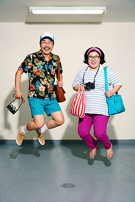 JPG 편집이미지 모자 여자 패션 남자 여행 가방 웃음 사람 친구 소풍 카메라 점프 즐거움 준비 의료성형뷰티 편집실사 AI인물포토 AI콘텐츠 잡화 감정 관계 모션 표정 전자제품 야외활동 CG 파일형식 AI포토