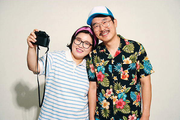 JPG 편집이미지 여자 남자 여행 레저 표정 웃음 친구 카메라 사진촬영 즐거움 의료성형뷰티 편집실사 AI인물포토 AI콘텐츠 감정 관계 사람 전자제품 촬영 CG 파일형식 AI포토