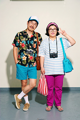 JPG 편집이미지 옷 여자 남자 여행 포즈 티셔츠 가방 바지 실내 미소 카메라 의료성형뷰티 편집실사 AI인물포토 AI콘텐츠 잡화 셔츠 하의 표정 사람 내부 전자제품 CG 파일형식 AI포토 상의