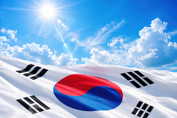 JPG 편집이미지 상징 하늘 바람 한국 빨간색 파란색 태양 흰색 국기 제헌절 청명 편집실사 AI컴퓨터그래픽 AI콘텐츠 자연요소 아시아 컬러 날씨 국경일 CG 파일형식 기념일 나라 이벤트