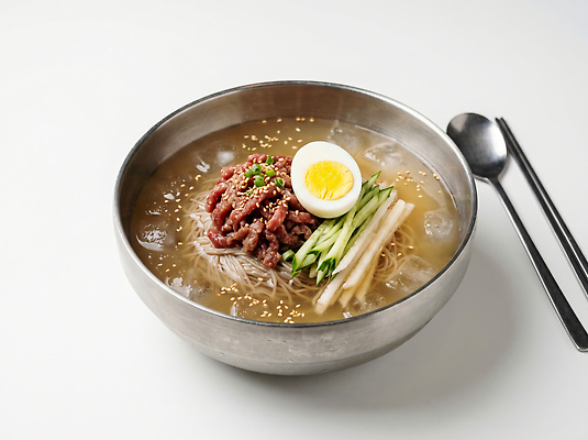 JPG 편집이미지 한식 음식 오이 요리 소고기 면류 무 국수 냉면 삶은계란 육수 육회 편집실사 AI포토 AI콘텐츠 채소 여름음식 뿌리채소 생고기 육류 계란 계란요리 CG 파일형식 식재료 여름 알 계절