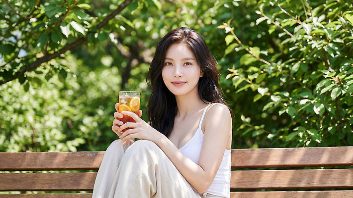 식물 계절 공공시설 컨셉 상의 의자 표정 사람 빛 상점 감각 CG 생태계 파일형식 AI포토 여자 공원 벤치 음료 여름 나무 햇빛 휴식 편안함 자연 카페 미소 편집이미지 편집실사 JPG 의료성형뷰티 민소매 AI콘텐츠 AI인물포토