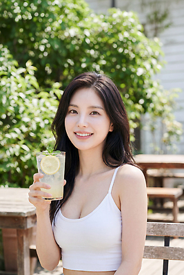 계절 음료 컨셉 상의 관계 표정 사람 빛 상점 CG 생태계 파일형식 AI포토 여자 여름 야외 웃음 휴식 자연 햇빛 청량음료 친구 카페 편집이미지 편집실사 JPG 의료성형뷰티 민소매 AI인물포토 AI콘텐츠