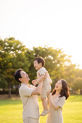 JPG 편집이미지 공원 여자 남자 행복 어린이 가족 놀이 엄마 함께함 웃음 소년 잔디 여름 햇빛 소풍 기쁨 아빠 의료성형뷰티 편집실사 AI인물포토 AI콘텐츠 식물 계절 공공시설 감정 컨셉 관계 표정 사람 빛 야외활동 CG 파일형식 AI포토 시설