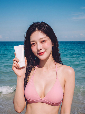 옷 계절 수영복 바다 표정 사람 신체부위 화장품 CG 파일형식 AI포토 해변 여자 선크림 미소 여름 여행 피부 건강 편집이미지 편집실사 JPG 비키니 의료성형뷰티 AI인물포토 AI콘텐츠