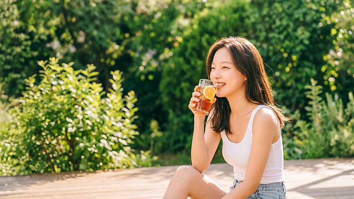 계절 감정 컬러 컨셉 모션 사람 라이프 빛 CG 생태계 파일형식 AI포토 여자 정원 음료 여유 햇빛 자연 앉기 마시기 즐거움 분위기 야외 일과 행복 초록색 편집이미지 편집실사 JPG 일상 여름 의료성형뷰티 AI인물포토 AI콘텐츠