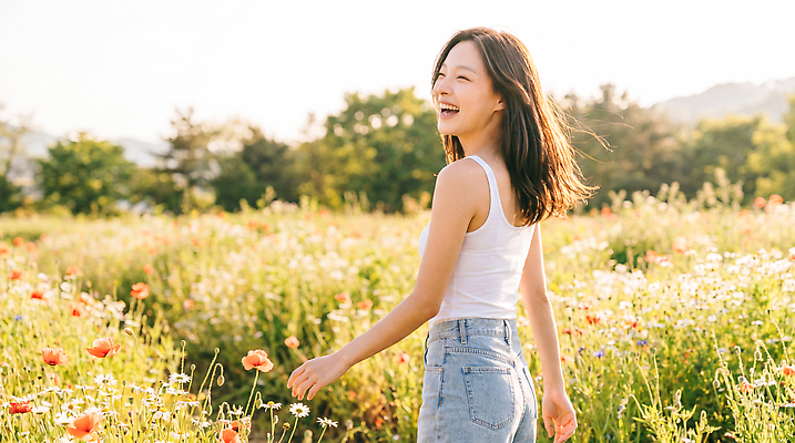 JPG 편집이미지 여자 꽃밭 자연 하늘 바람 웃음 풍경 일상 여름 햇빛 걷기 즐거움 화사함 의료성형뷰티 편집실사 AI인물포토 AI콘텐츠 자연요소 계절 꽃 감정 컨셉 모션 날씨 표정 사람 라이프 빛 CG 생태계 파일형식 AI포토 식물 생활