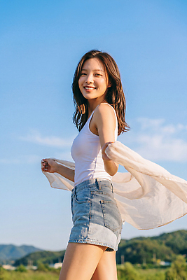 JPG 편집이미지 옷 여자 감정 자연 하늘 바람 산 미소 웃음 야외 일상 여름 햇빛 의료성형뷰티 청량 편집실사 AI인물포토 AI콘텐츠 자연요소 계절 날씨 표정 사람 라이프 빛 CG 생태계 파일형식 AI포토 생활