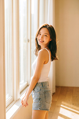 계절 표정 사람 내부 라이프 빛 감각 CG 파일형식 AI포토 여자 창문 웃음 여름 실내 탑 일상 편안함 포즈 편집이미지 편집실사 JPG 햇빛 의료성형뷰티 AI인물포토 AI콘텐츠